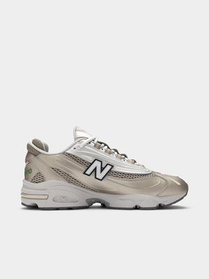 New Balance Women's M1000 Arid Stone/Metallic Silver Sneaker